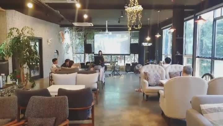 Instant live performance at a live cafe