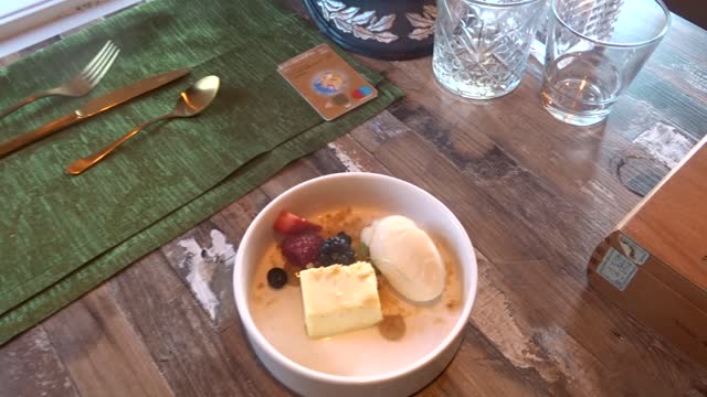 Restaurant Just Rotterdam diner, het toetje met ijs en pudding heel smaakvol.