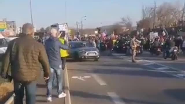 Le convoi du Sud-Est est accueilli par des manifestants à son arrivée à Montélimar