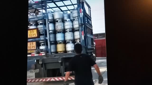 How you put propane tanks on the truck