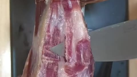 Un hueso en la pierna de jamón detrás del cual se esconde una carne muy sabrosa.