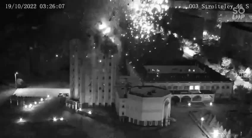 Moment in which an alleged Himars missile hits the Russian administration building in Energodar.