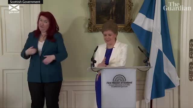 Nicola Sturgeon accuses Labour of giving 'the proverbial two fingers' to Scottis