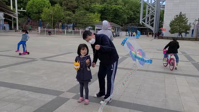 6-year-old kid playing with traditional Korean toys