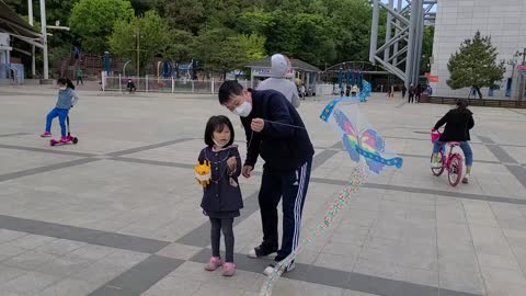 6-year-old kid playing with traditional Korean toys