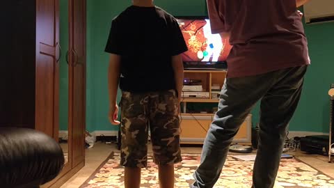 Spencer playing fruit ninja with dad VID_20181010_171650