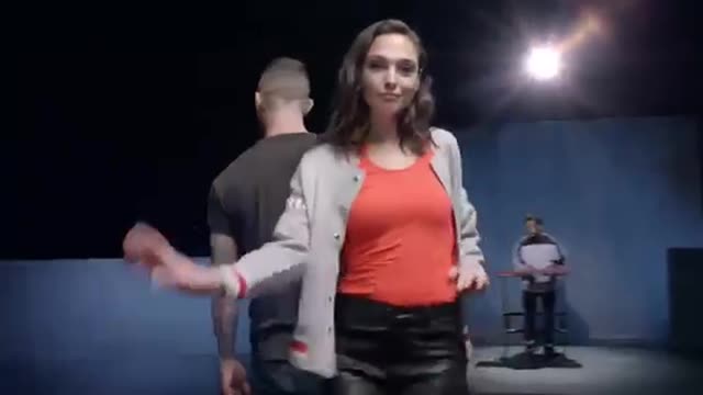 Girls Like You ft. Cardo B | Maroon 5