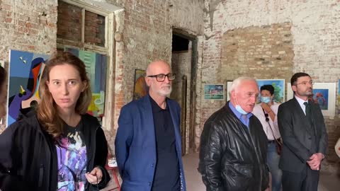 Абхазские художники организовали выставку в разрушенном здании картинной галереи в Сухуми