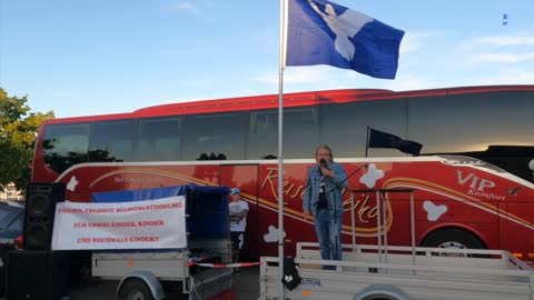 Wolgast - Stefan alias (Zorro) spricht zu den Versammlungsteilnehmern 09-08-2022