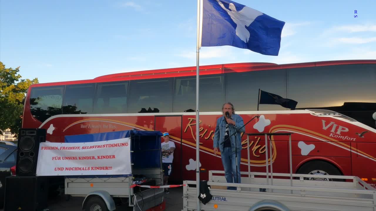 Wolgast - Stefan alias (Zorro) spricht zu den Versammlungsteilnehmern 09-08-2022