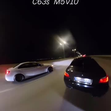 Racing Mercedes C63s 🆚 Bmw M5 V10 😱