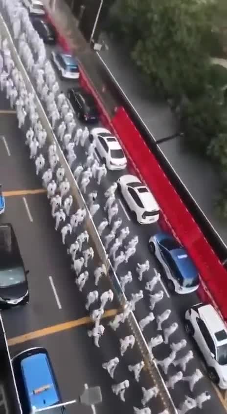 Continua un lockdown brutale a Shenzhen in Cina per 150 test positivi.