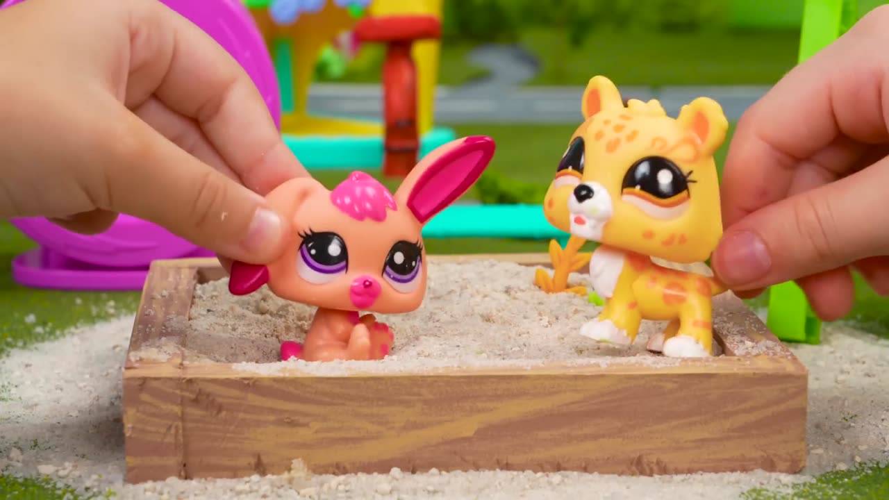 Nastya explains the safety rules in the city with the Littlest Pet Shop toys