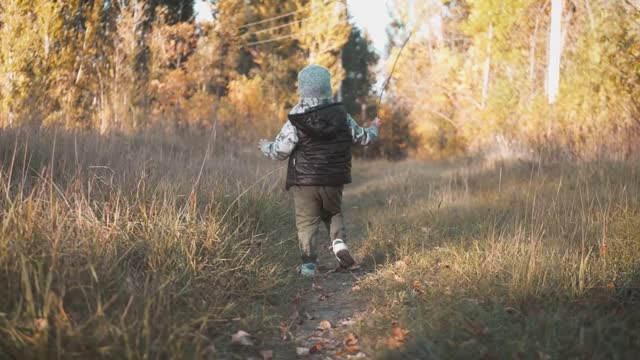 Little brother running trough the woods full of happiness😊