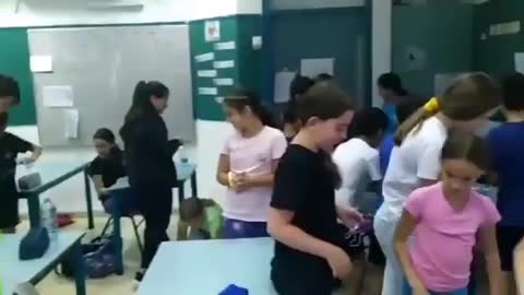 Reactia copiilor cand le spune profesoara ca nu mai trebuie sa poarte masca in scoala