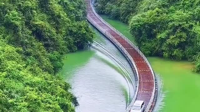 The landscape alternates with the mountains and rivers to form a beautiful landscape