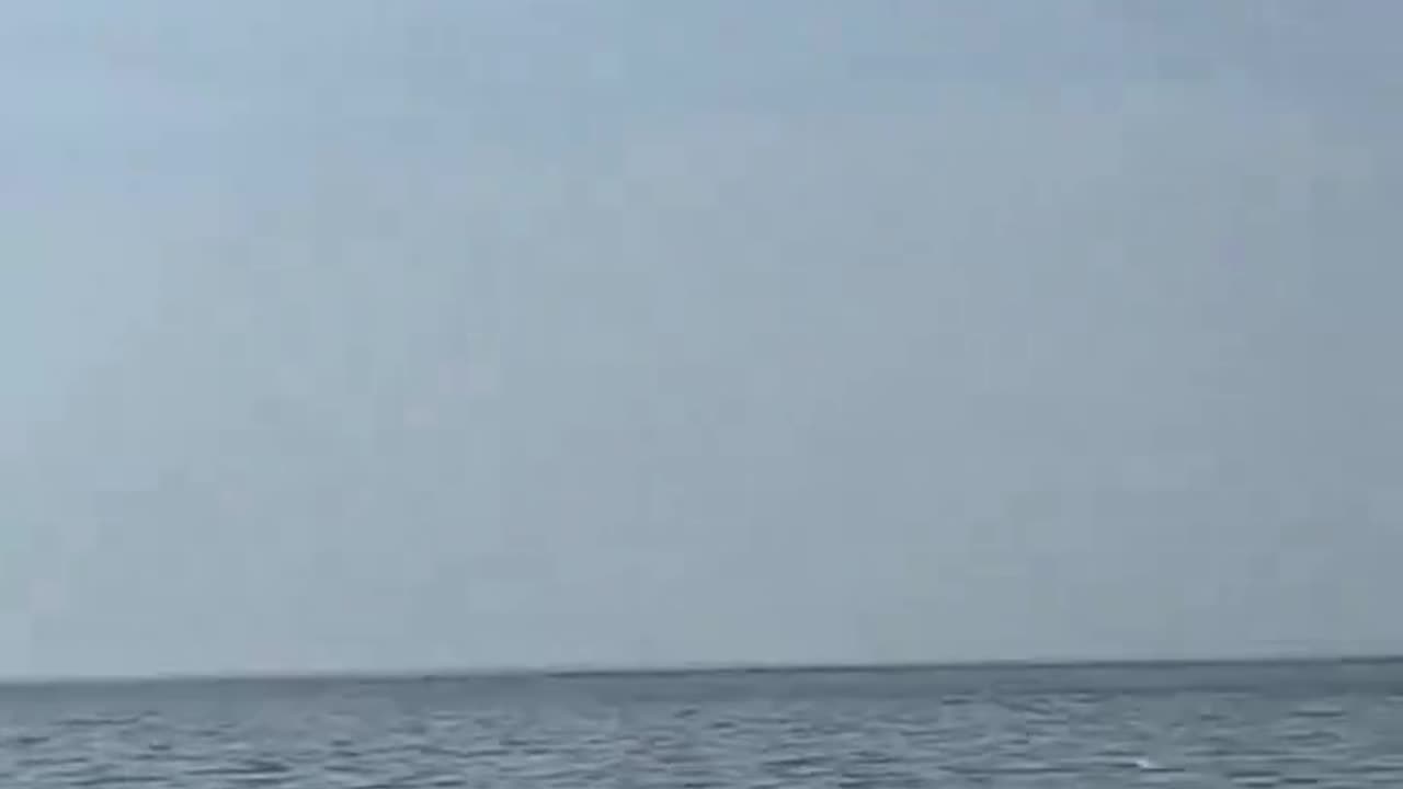 🇷🇺 🇺🇦 Russian cruise missiles flying past fisherman on the way to hitting Ukrainian targets.