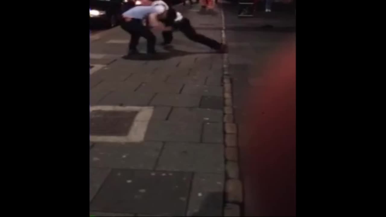 Geordie Bouncer Bodyslams Annoying Drunk Man조디 바운서 Bodyslams 성가신 술취한 남자