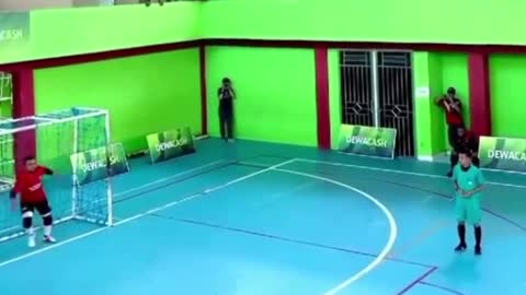 O goleiro nem viu a cor da bola