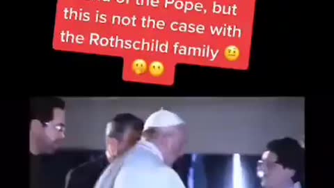 I cristiani, in tutti i paesi del mondo, baciano la mano del Papa. Ma non è, questo, il caso della famiglia Rothschild… 👿👺👿