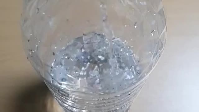 (ASMR) The water I was pouring slows down in the middle.