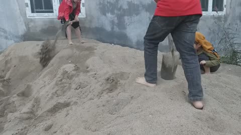 children play sand for the first time