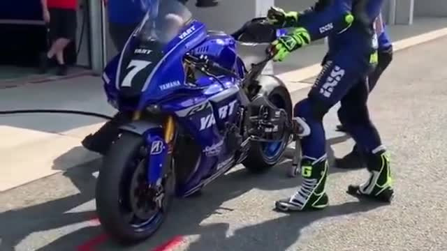 Insane Yamaha R1M Bike Pitstop (Under 20 seconds)