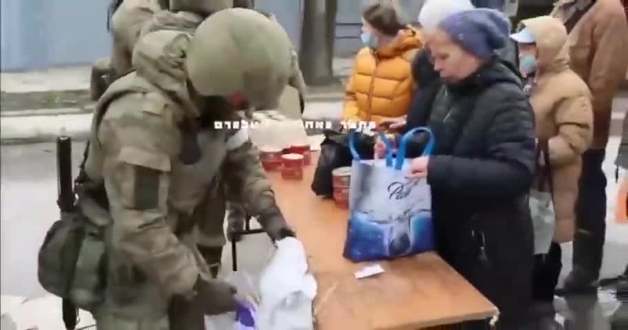 Ukraine - Russian Army distributes food to residents ... ❤️