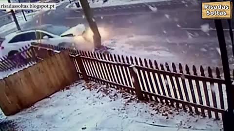 Driver loses control of the car and knocks violently against a pole