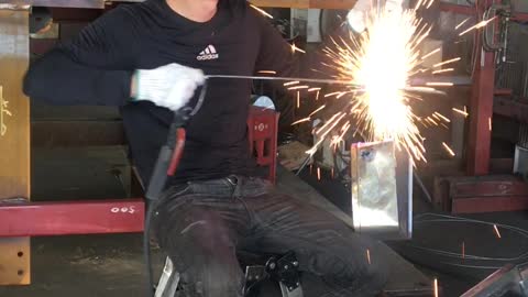 Mechanic Gives a Sparking Performance