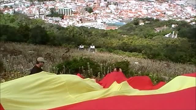 VOX conquista Gibraltar colgando una gigante bandera de España