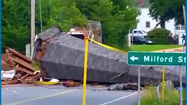 Watch out people, things are going to collapse so badly! 😮😲