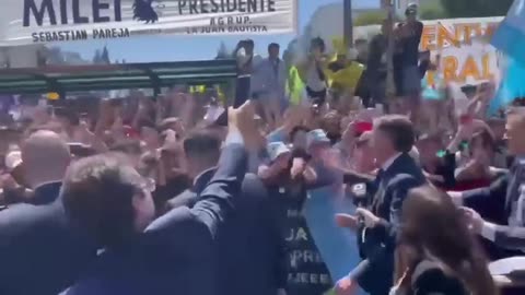 ARGENTINA: Bolsonaro é ovacionado na chegada para a posse de Milei