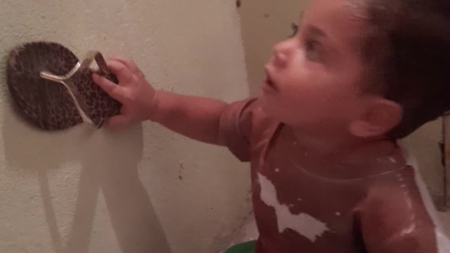 Meu bebê brincando de matar inchu