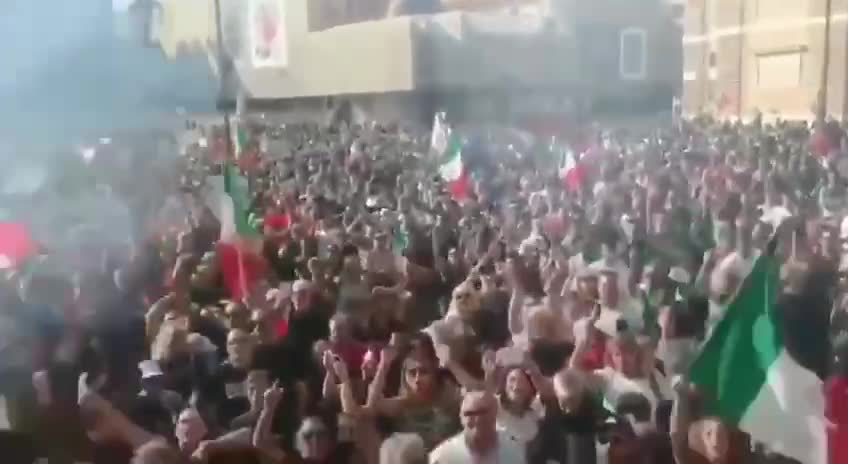 Italians are protesting for Draghi to resign