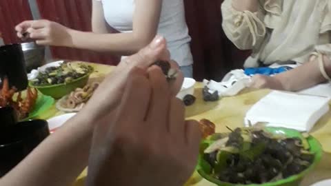 Invite strangers to eat fried snails