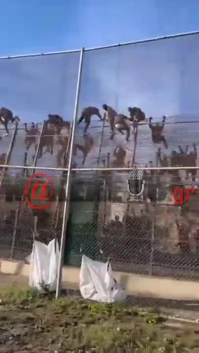 ΜΑΡΟΚΙΝΟΙ ΠΗΔΑΝΕ ΦΡΑΧΤΗ ΣΤΑ ΣΥΝΟΡΑ ΤΗΣ ΙΣΠΑΝΙΑΣ