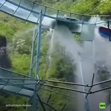 Turistas se salvan de milagro tras incidente en un tobogán de agua con vidrio roto en China