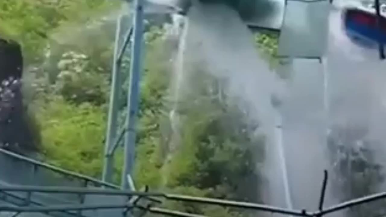 Turistas se salvan de milagro tras incidente en un tobogán de agua con vidrio roto en China