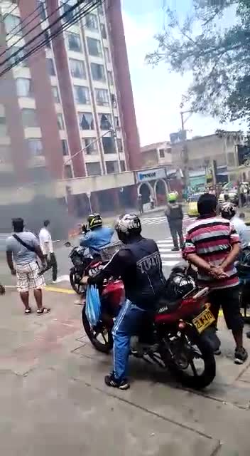 Video: En Bucaramanga la comunidad incendió la moto de un presunto ladrón