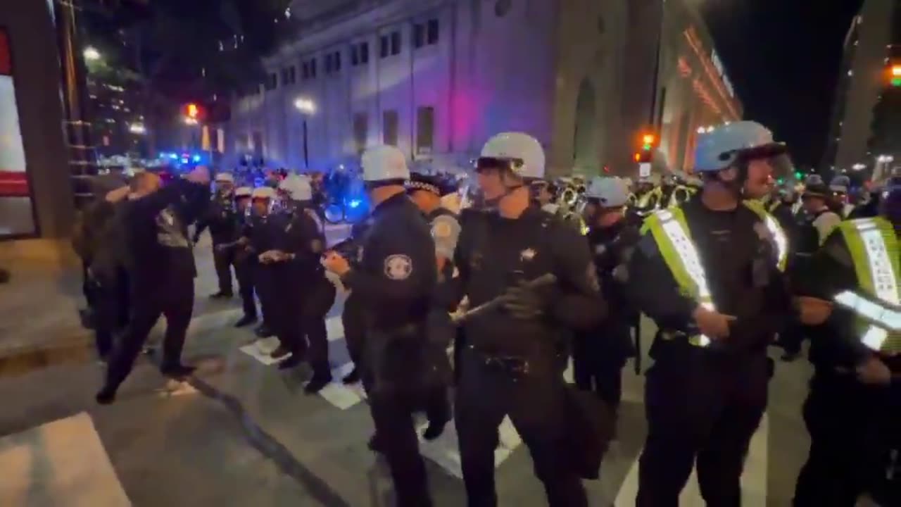 🚨A protestor just challenged Chicago Police Officers … and LOST 🤣