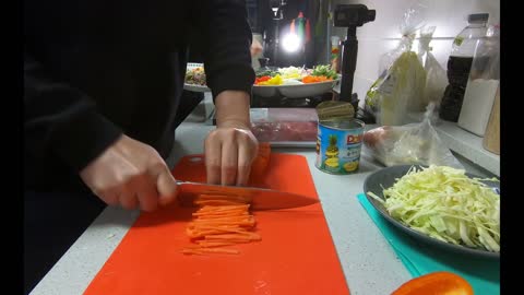 Process of making raw spring rolls