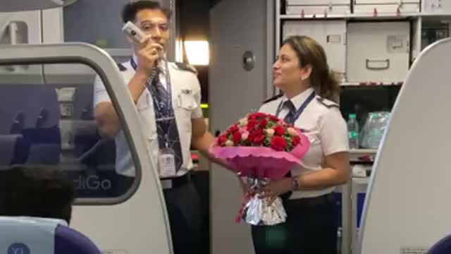 Passengers applaud mother-son pilot duo as he flies her for first time