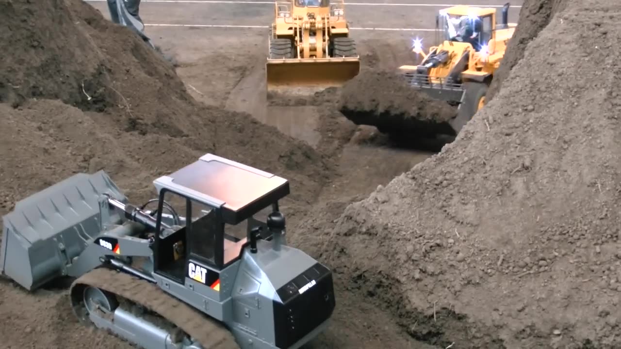 XXL RC CONSTRUCTION SITE BIG SCALE MODEL DUMP TRUCKS AND EXCAVATOR IN ACTION AMAZING !!!