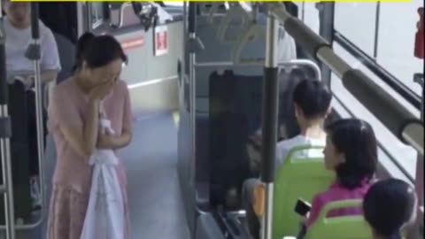 失明女孩独自外出，妈妈一路跟随，结果让人泪目🥺😭