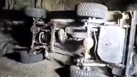 You cannot keep the truck from rolling over by sticking your leg out💥😳