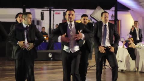 Padrinos sorprenden a la novia con un épico baile de N'Sync en su boda