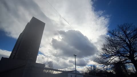 Video showing TWO sources of light in the sky, one yellow and one white!