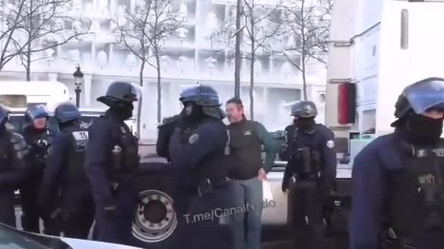 La milice politique verbalise et arrache le drapeau français