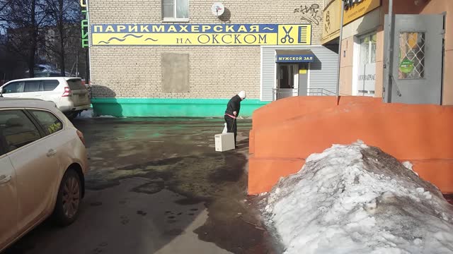 Woman DGAF, Drags Computer to Store